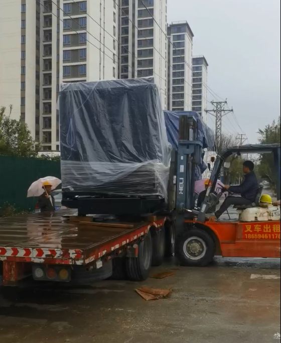 900千瓦柴油發(fā)電機(jī)組已經(jīng)到達(dá)安徽蕪湖